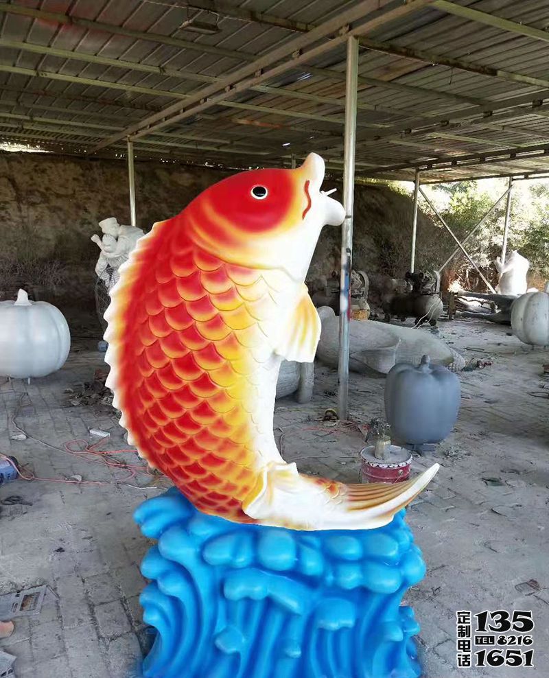 海洋公園擺放的玻璃鋼卡通鯉魚(yú)雕塑