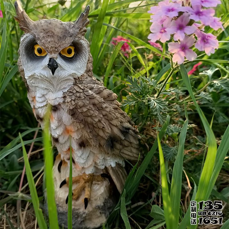 公園草叢中一只玻璃鋼仿真動(dòng)物貓頭鷹雕塑